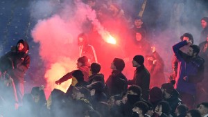 Massive Gewaltausbrüche überschatten Fußball-Derby