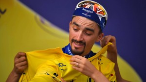 Alaphilippe schenkt frierendem Jungen sein Gelbes Trikot