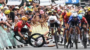 Turbulentes Etappenfinale mit Stürzen bei Tour de France