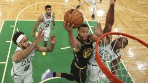 Überragender Curry schlägt Celtics fast im Alleingang