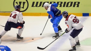 Eisbären Berlin mit Holocaust-Banner empfangen