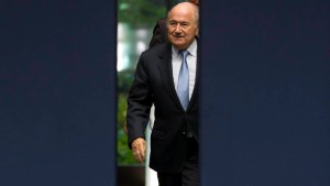 Warner greift Blatter an