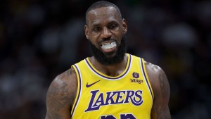 Basketball-Star LeBron James verlässt Pressekonferenz