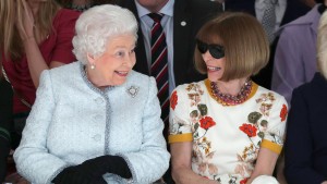 Queen stattet Londoner Fashion Week Besuch ab