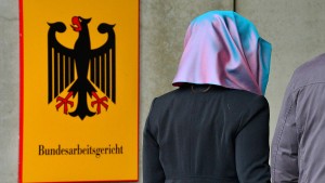 Europäische Richter sollen über Kopftuch bei der Arbeit entscheiden