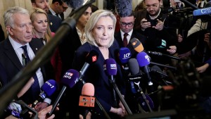 Warum Le Pen Frankreichs Regierung schnell stürzen will