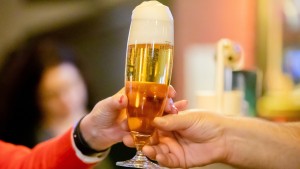 Bierabsatz deutscher Brauereien erholt sich leicht