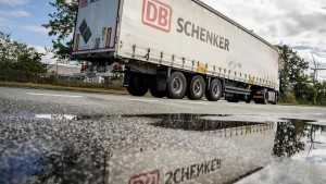 Wer bekommt den Zuschlag für DB Schenker?