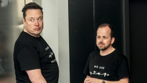 Elon Musk besucht Tesla-Werk in Grünheide