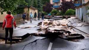 Schlammlawine zerstört Straßen in Sachsen