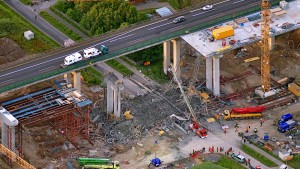 Autobahnbrücke stürzt teilweise ein, mindestens ein Toter