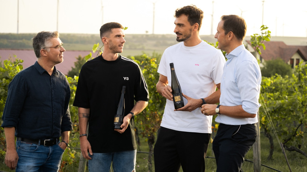 Mats Hummels, Christoph Kramer und Robin Gosens haben mit zwei Pfälzer Winzern Wein kreiert.