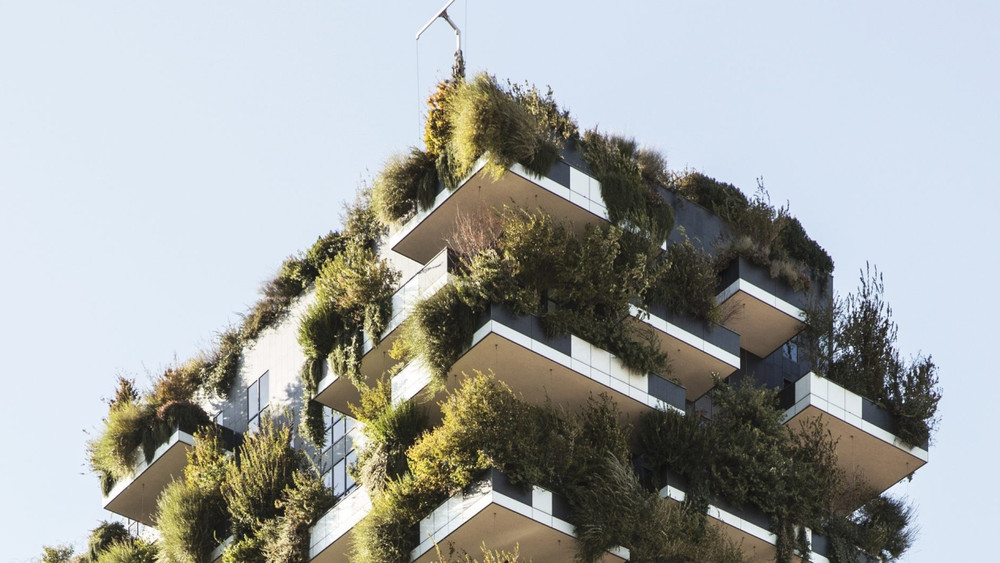 Der berühmte Wohnturm des Architekten Stefano Boeri heißt „Bosco Verticale“, „Vertikaler Wald“