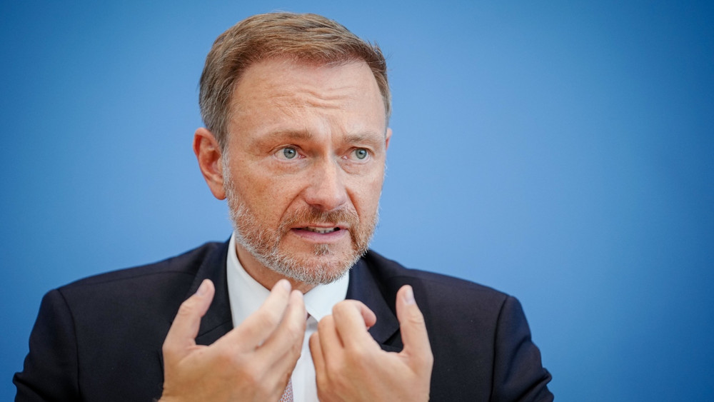 Christian Lindner am 1. Juli 2022 in Berlin, als er den Regierungsentwurf für den Bundeshaushalt 2023 und den Finanzplan bis 2026 in der Bundespressekonferenz vorstellt.