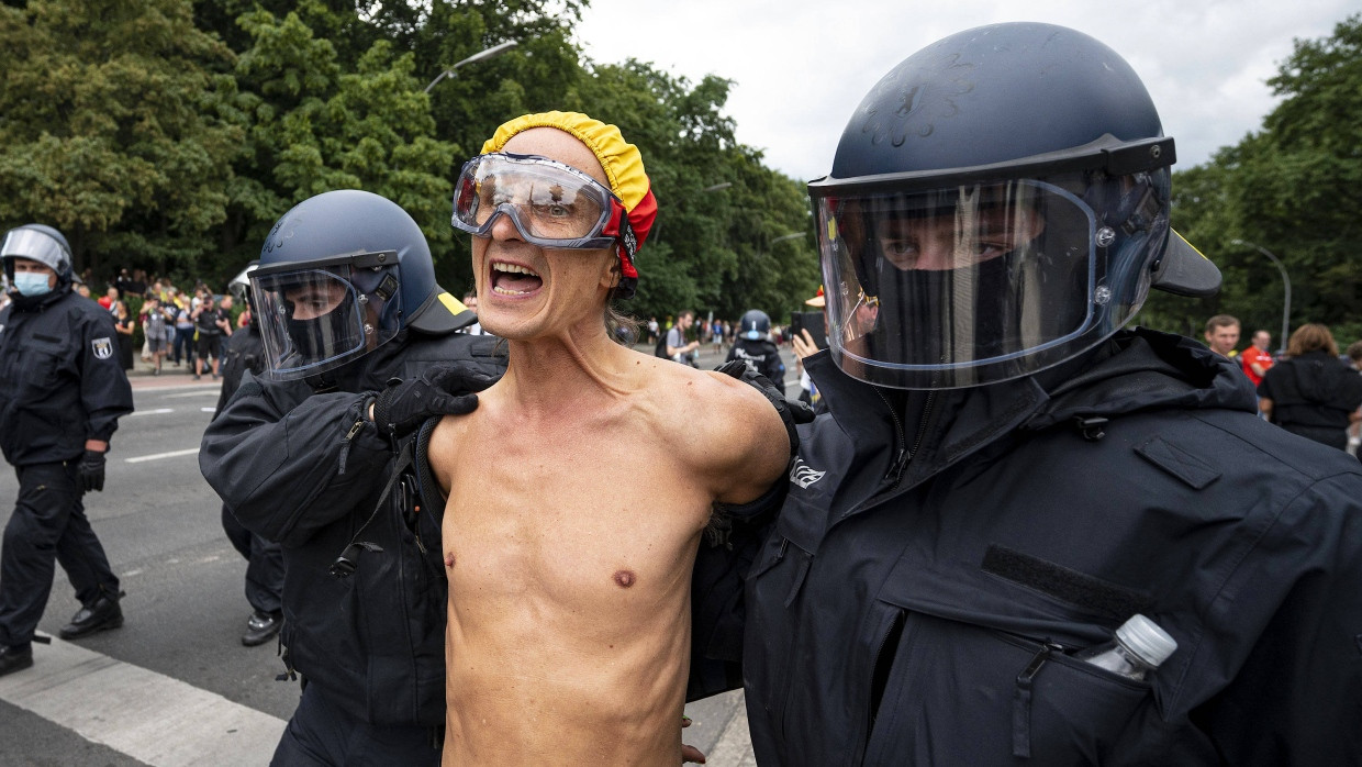 Die Polizei nimmt einen Demonstranten fest.