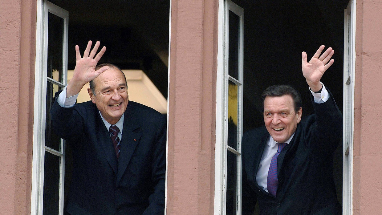 Sinnbilder deutsch-französischer Freundschaft: Der französische Präsident Jacques Chirac (links) und Bundeskanzler Gerhard Schröder 2005 im nordrhein-westfälischen Bomberg.