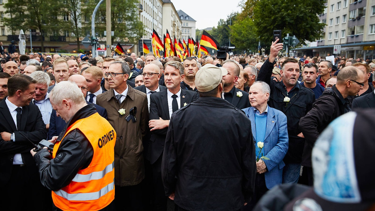 Rechte Demo in Chemnitz. In der Mitte der AfD-Politiker Björn Höcke, rechts Pegida-Gründer Lutz Bachmann.