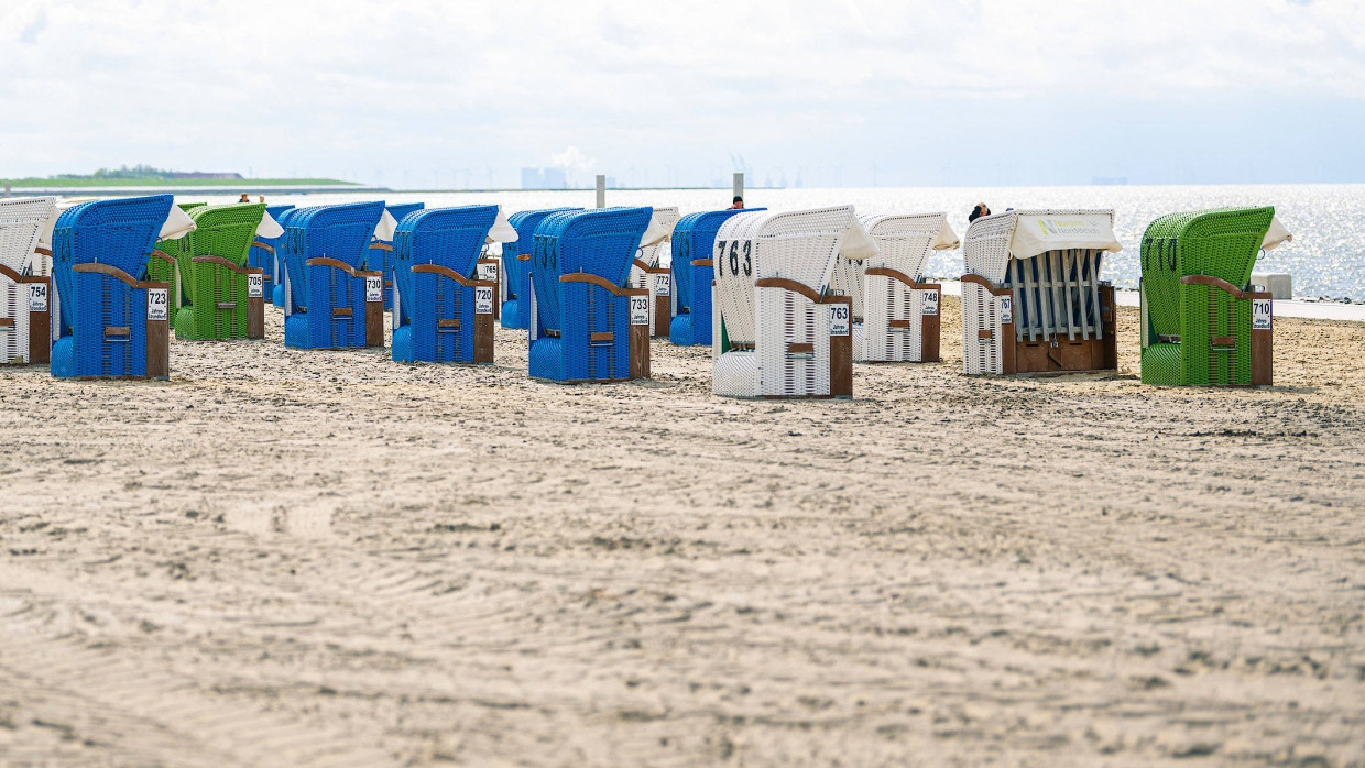 Die Strandkörbe warten schon - auf Kinder und ihre Familien und auf den Sommer. Wie hier, an der Nordseeküste.