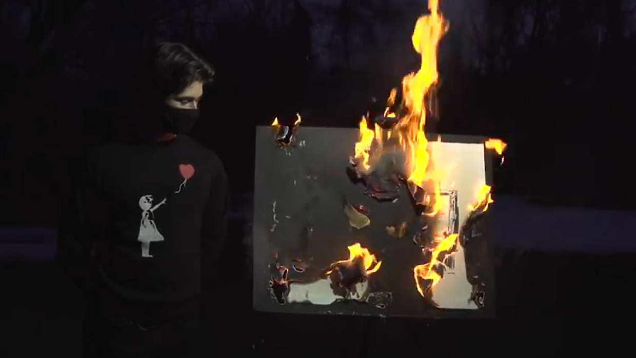 Brenne, Banksy: Den Akt der Zerstörung, als „Authentic Banksy Art Burning Ceremony (NFT)“ auf Youtube tituliert, wurde live gestreamt.