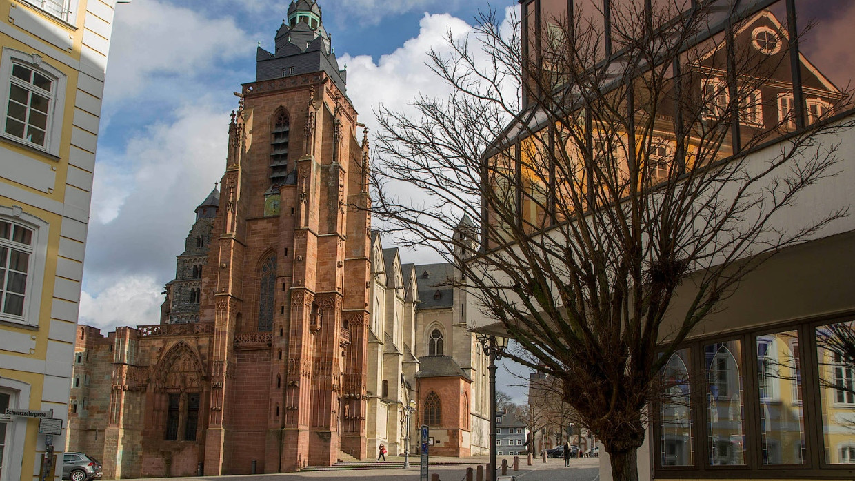 Unvollendet: Der Wetzlarer Dom wurde nie fertig gebaut. Der Platz rundum soll mit dem Abriss des Stadthauses (rechts vorne) stimmiger werden.