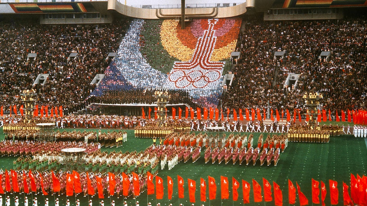 Eröffnungsfeier mit 5000 Sportlern und vor einem vollbesetzten Leninstadion.