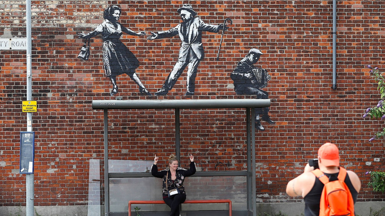 Ein tanzendes Paar über einer Busstation: Ein Werk von Banksy im Ort Great Yarmouth