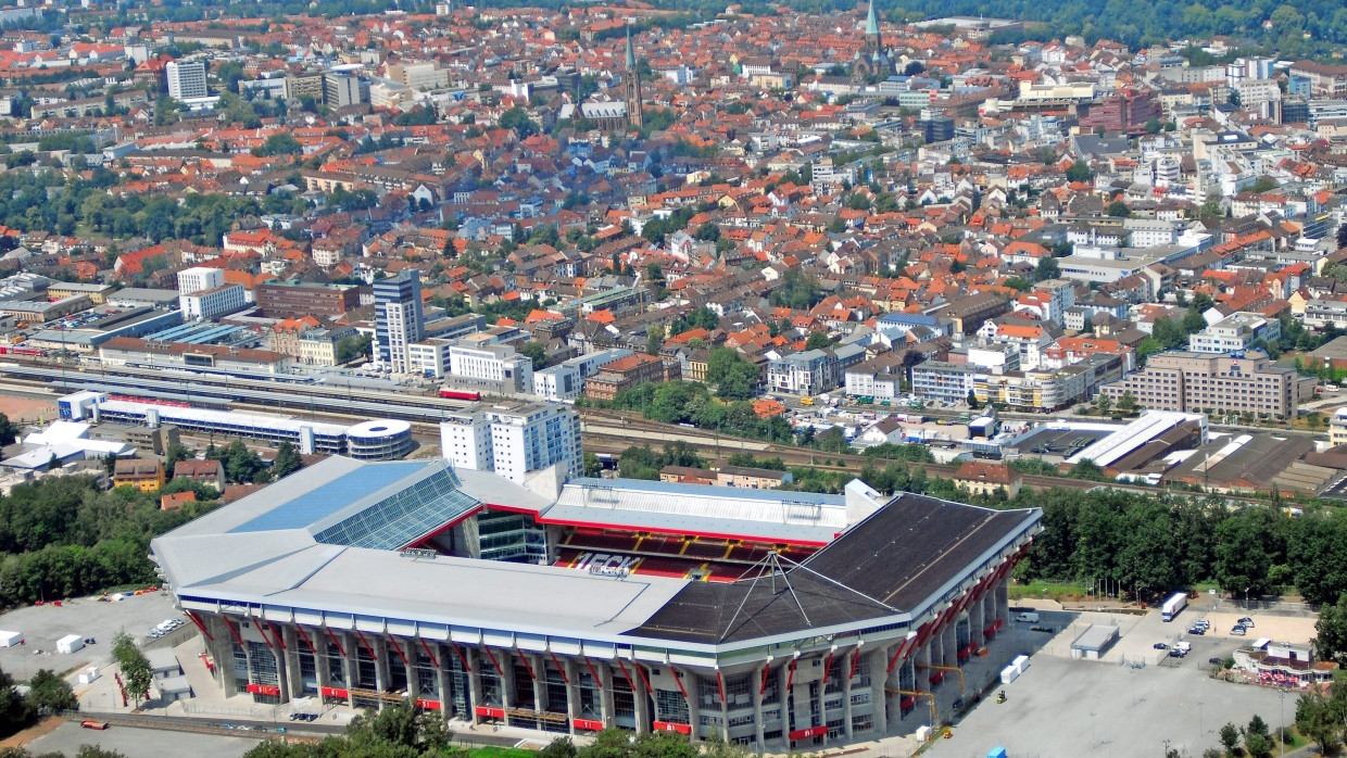 „Willkommen auf Deutschlands höchstem Fußballberg“: Das Fritz-Walter-Stadion kurz nach dem Ausbau für die WM 2006