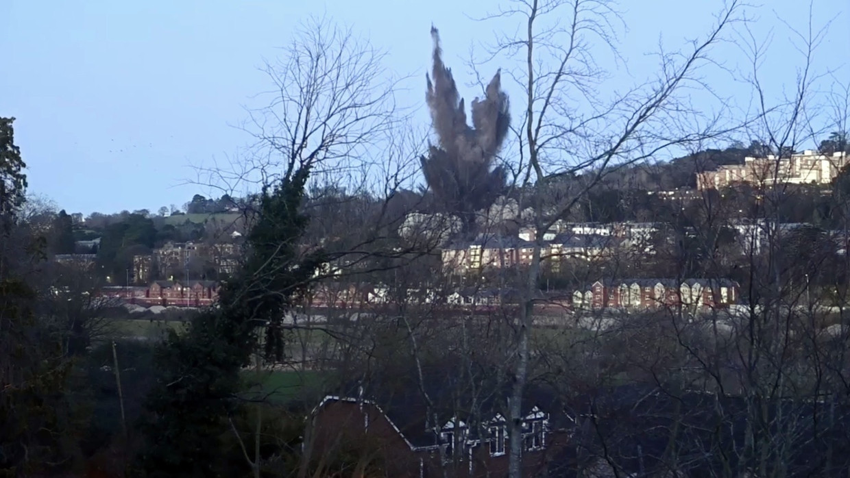 Die kontrollierte Sprengung einer Fliegerbombe löste in Exeter Schäden aus.