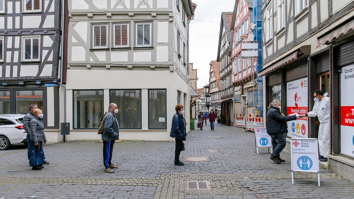 Mustergültig: Die Disziplin, mit der Bürger in den Modellstädten wie hier in Alsfeld die Corona-Regeln beachteten, lässt für die weitere Öffnungsstrategie hoffen.