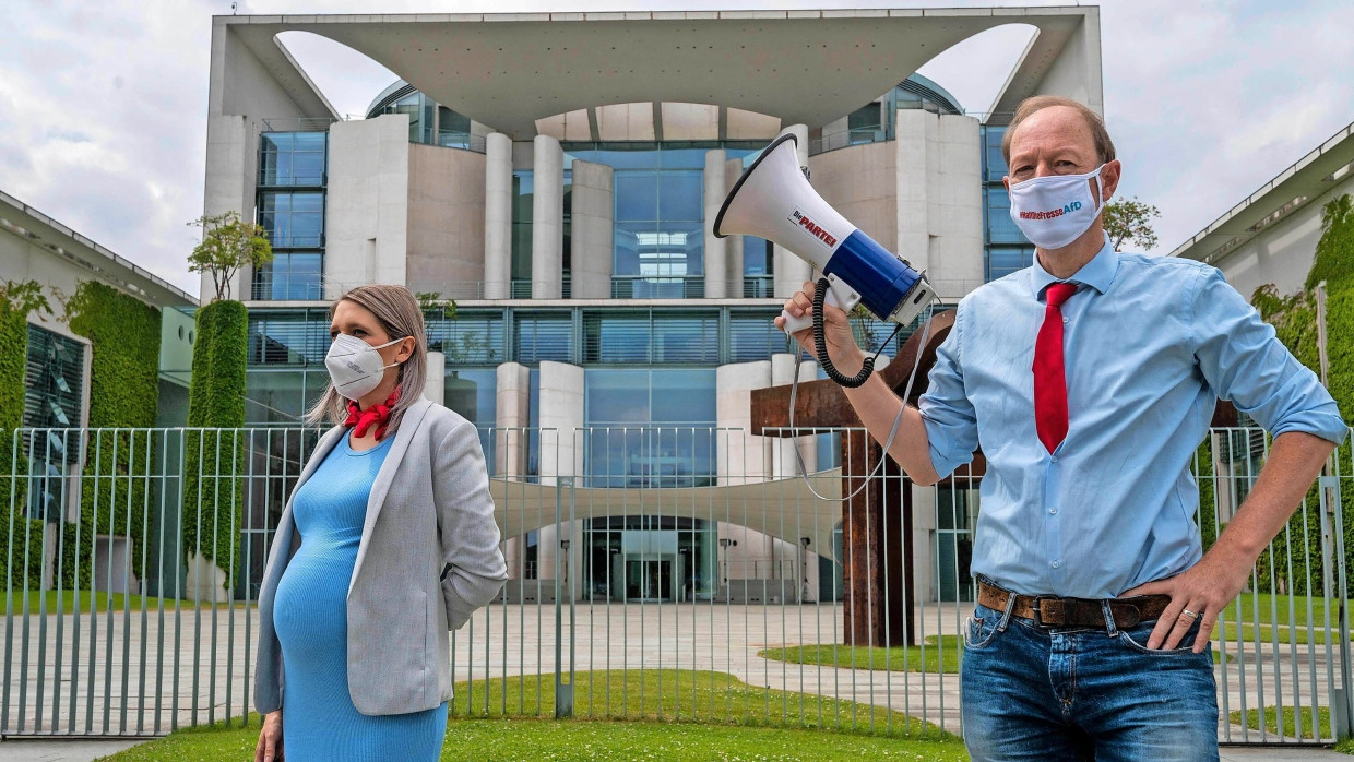 Jetzt auch für die Mütterrente? Martin Sonneborn (rechts), Bundesvorsitzender der PARTEI, vor dem Gebäude, in das alle Spitzenkandidaten reinwollen