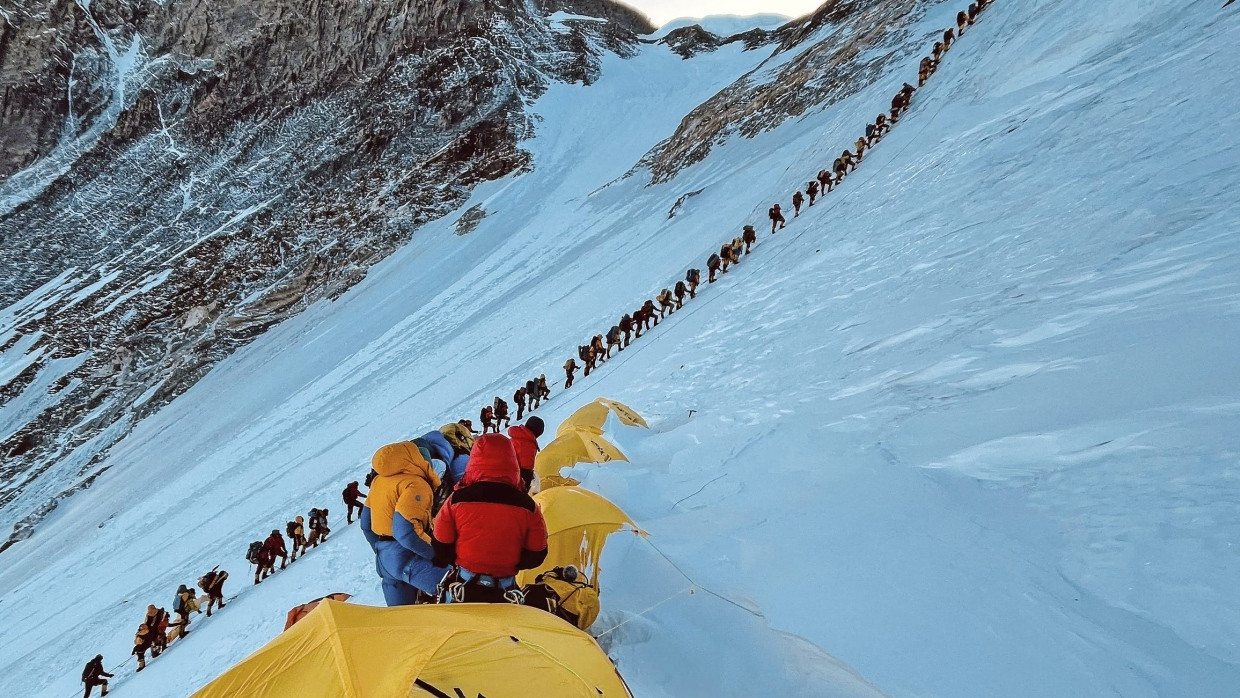 Anstehen am Mount Everest: Bergsteiger auf dem Weg zum Gipfel