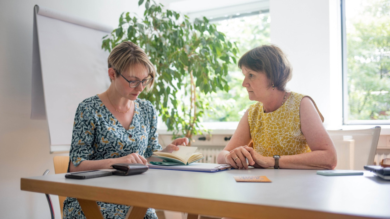 Gegen die Sprachlosigkeit: Sabine Bauer (links) und ihre Sprachtherapeutin Beate Gollan. Zusammen wollen sie anderen Aphasikern helfen.