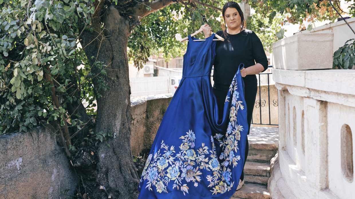 Sari Soloveitchik, Gründerin des Modelabels Bigoschi, zeigt eine Eigen­kreation, die für orthodoxe Kundinnen geeignet ist; in Jerusalem führt die Designerin zwei Boutiquen.