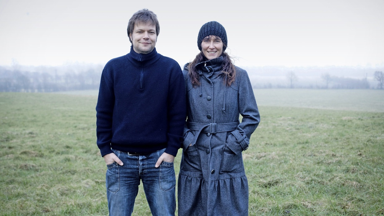 Andrea Paluch (rechts) und ihr Mann Robert Habeck auf der Koppel hinter ihrem Haus in Großenwiehe bei Flensburg, 2009