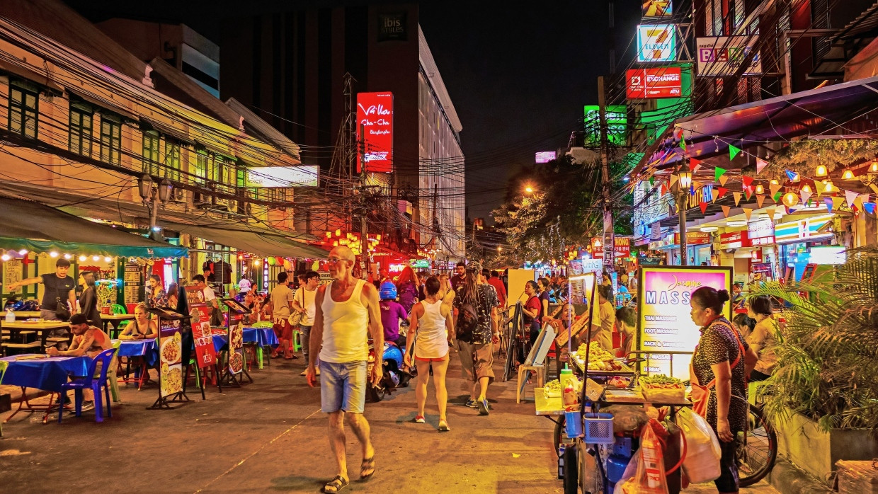 Zu jeder Tages- und Nachtzeit überlaufen: Die Khaosan Road in Bangkok