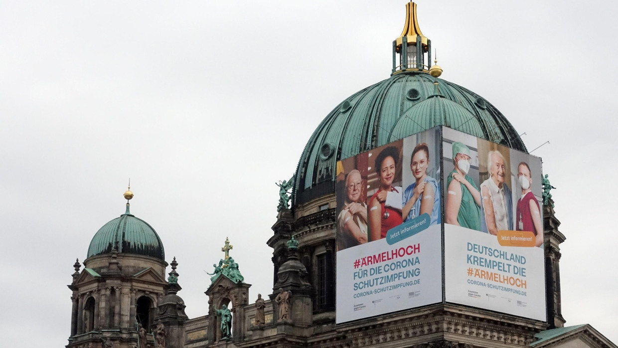 Covid-Impfkampagne im Jahr 2021 am Berliner Dom.