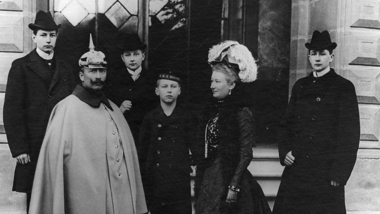 Die kaiserliche Familie (Wilhelm II.) vor dem Bad Homburger Schloss.