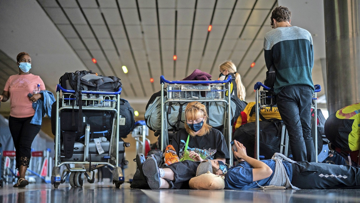 Warten auf den Corona-Test: Norwegische Studenten harren am Montag am Flughafen von Johannesburg vor ihrem Flug nach Amsterdam aus.