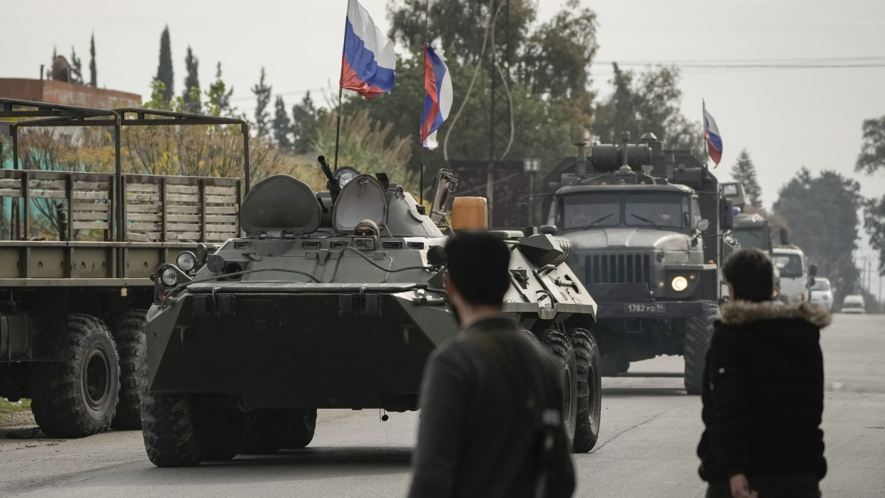 Russische Militärfahrzeuge bewegen sich auf einer Straße nahe einer syrischen Luftwaffenbasis in Hmeimim.