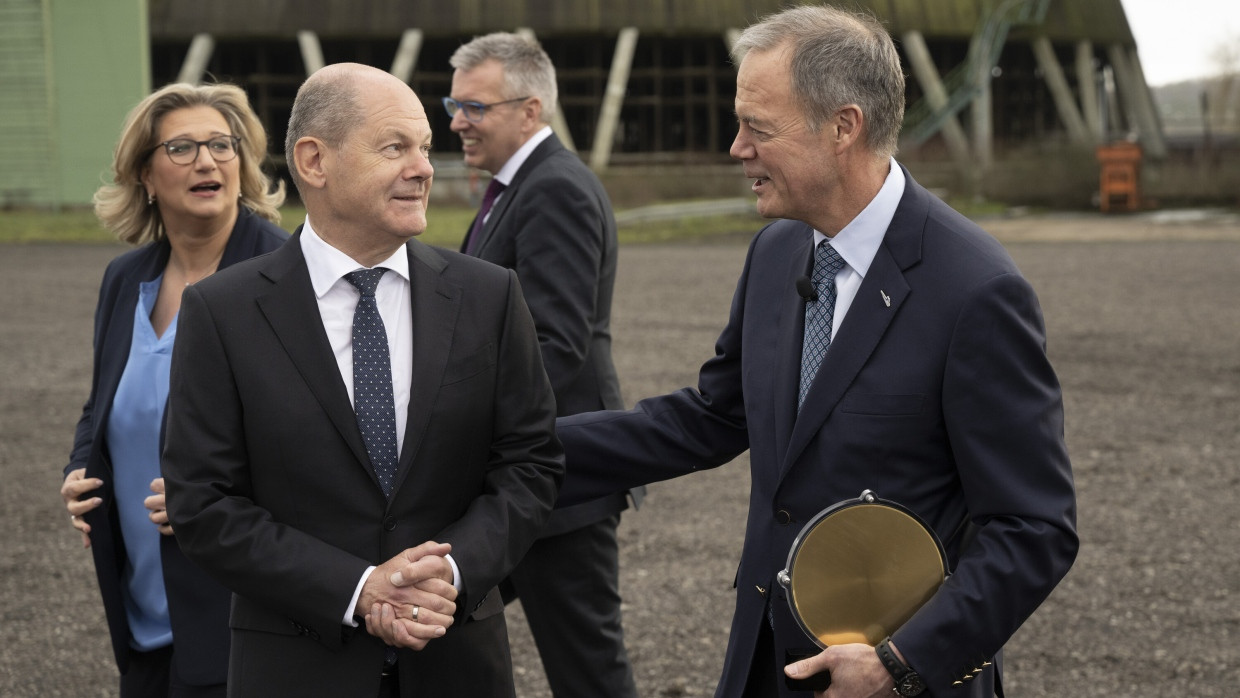 Per Handschlag besiegelt? Bundeskanzler Olaf Scholz und Wolfspeed-Chef Gregg Lowe in Ensdorf im Saarland