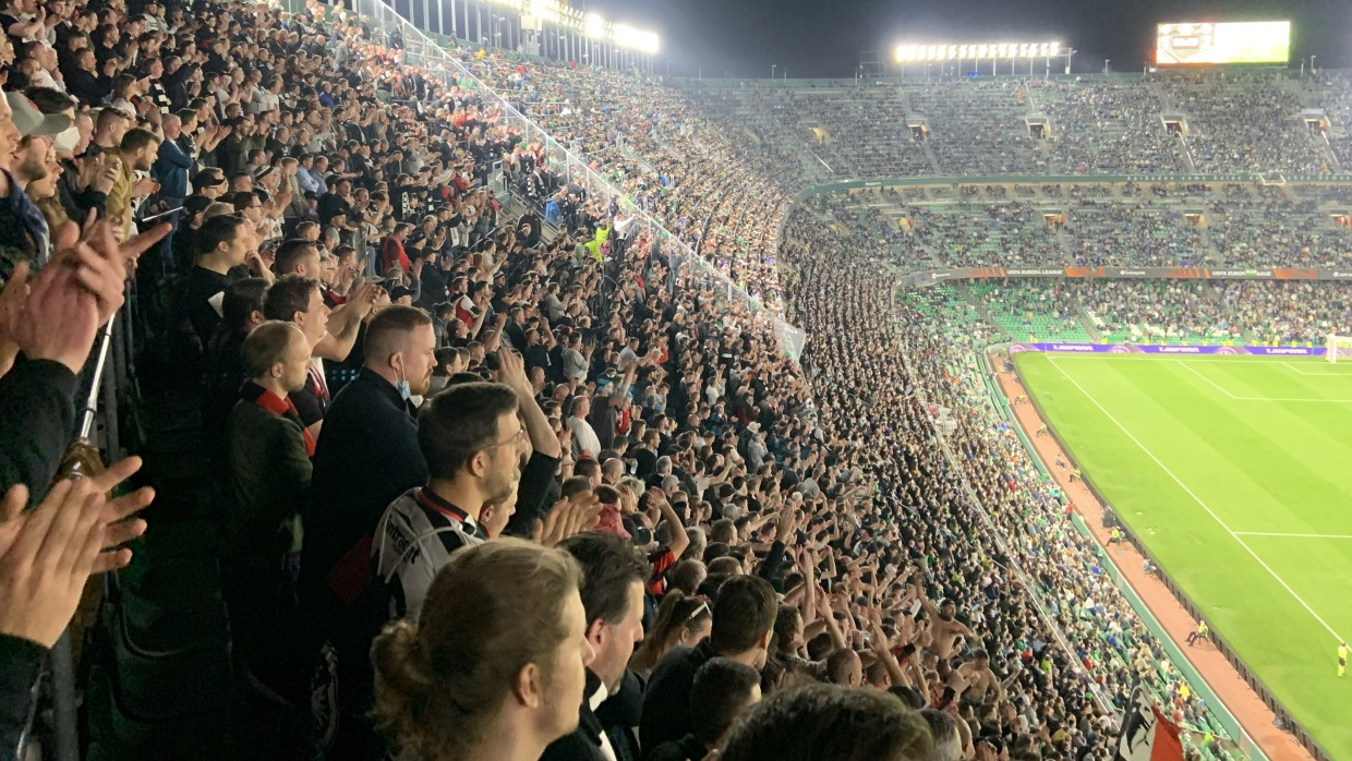 Mittendrin: Die Teilnehmer der Tagesreise gehörten zu 5000 Eintracht-Fans im Stadion von Betis Sevilla.