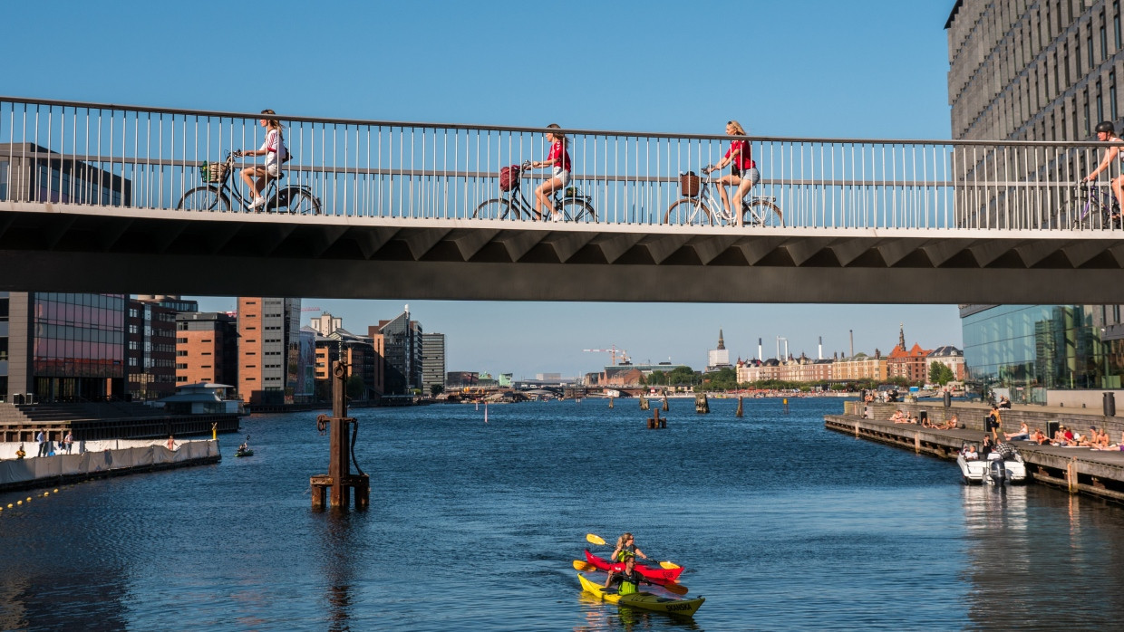 Kopenhagens ikonische Fahrradbrücke über das Hafenbecken sollte man sich bei einer Radtour durch die Hauptstadt nicht entgehen lassen.