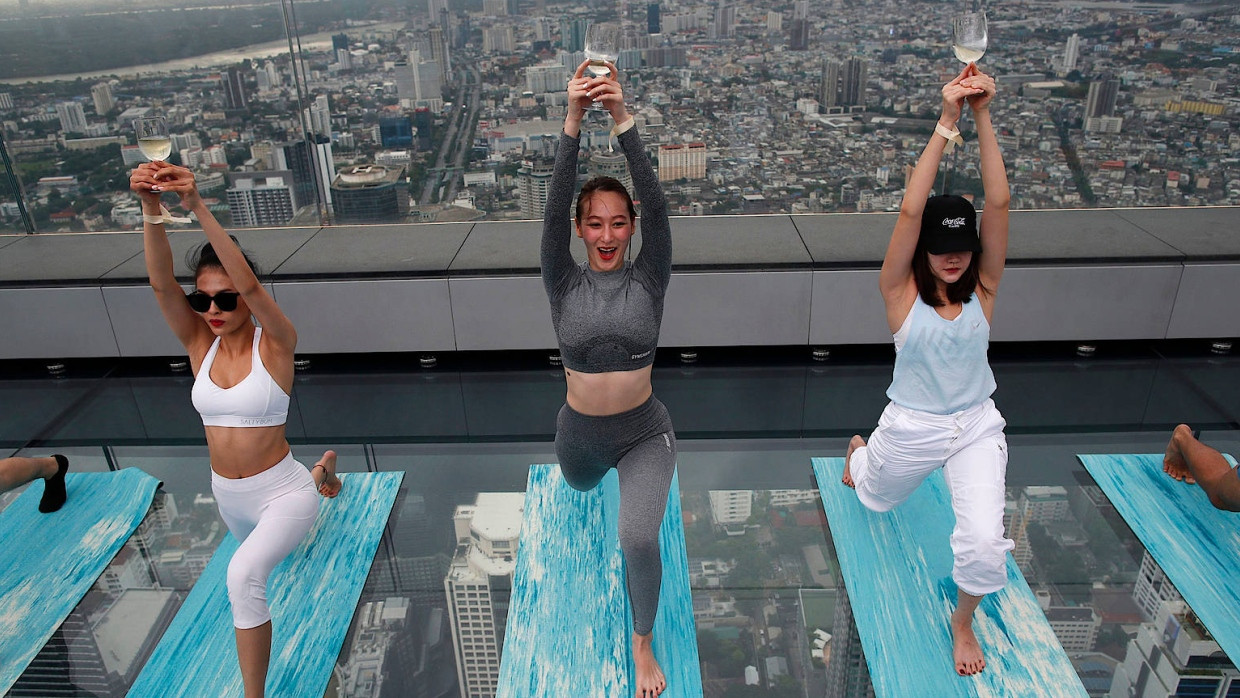 Neue Trendsportart über den Wolken von Bangkok: Wein-Yoga