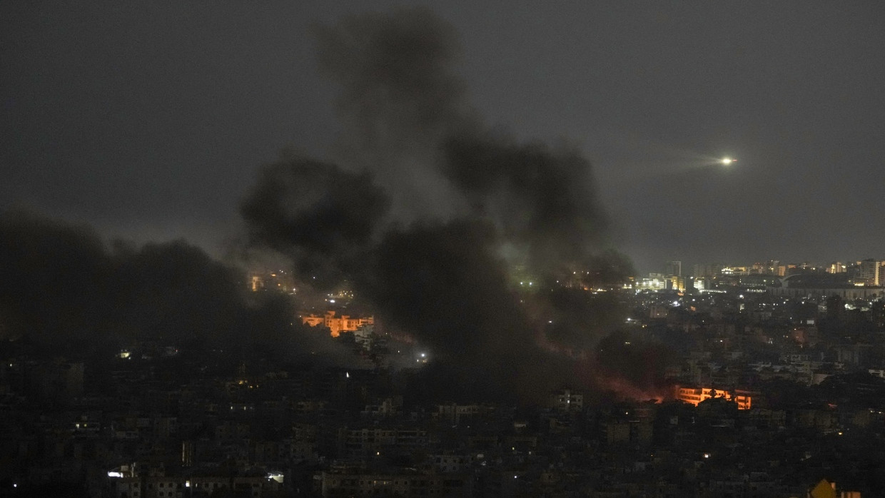 Rauch steigt nach einem israelischen Luftangriff über einem Vorort von Beirut auf.