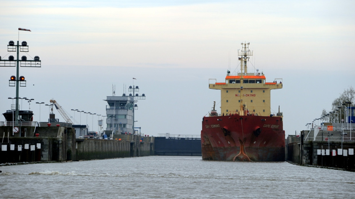 Ein Tanker fährt am 01.11.2012 aus einer der noch funktionierenden Schleusen in Brunsbüttel auf den Nord-Ostsee-Kanal in Richtung Ostsee.