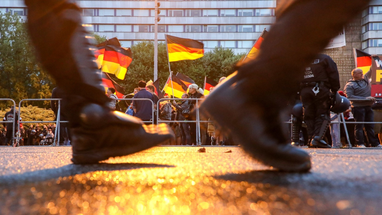 Polizisten sichern in Chemnitz im September 2018 eine Demonstration der rechtspopulistischen Bewegung Pro Chemnitz