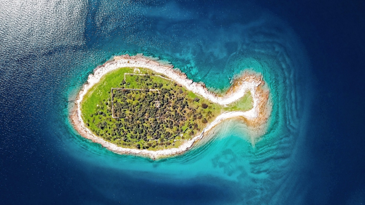 14 Inseln bilden den Brijuni-Archipel, neben der Hauptinsel, auch als „Tito-Island“ bekannt, scheint dieses Eiland namens Gaz wie ein Fisch davonzuschwimmen.