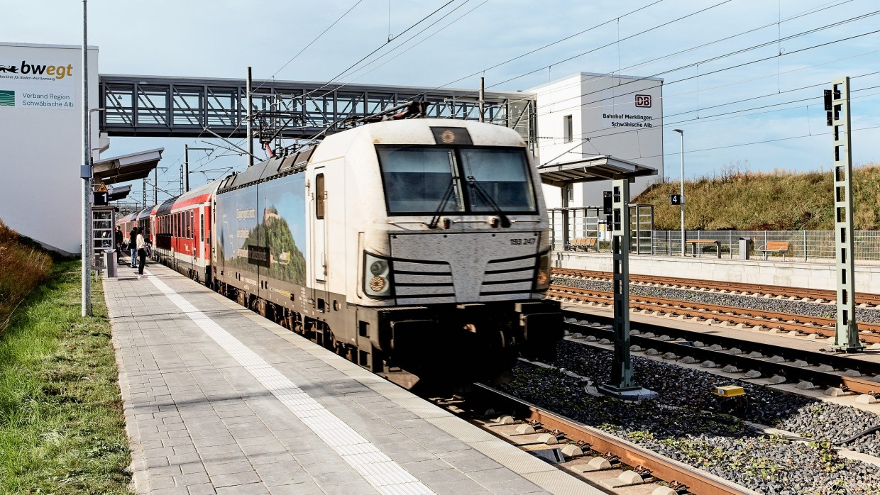 Mut zur Fahrplanlücke: Ein IRE 200 reiht sich flott ein.