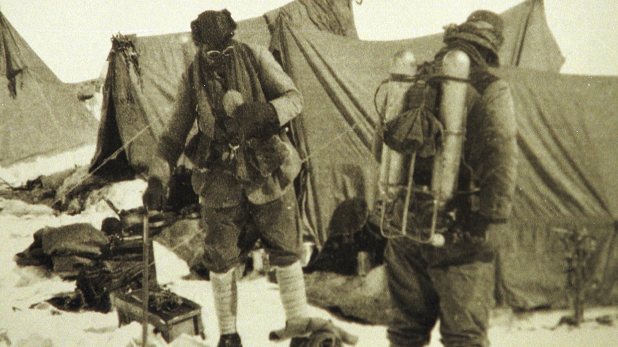 Bergsteiger George Mallory (links) und Andrew Irvine machen sich 1924 zur Besteigung des Mount Everest fertig. (Archivbild)