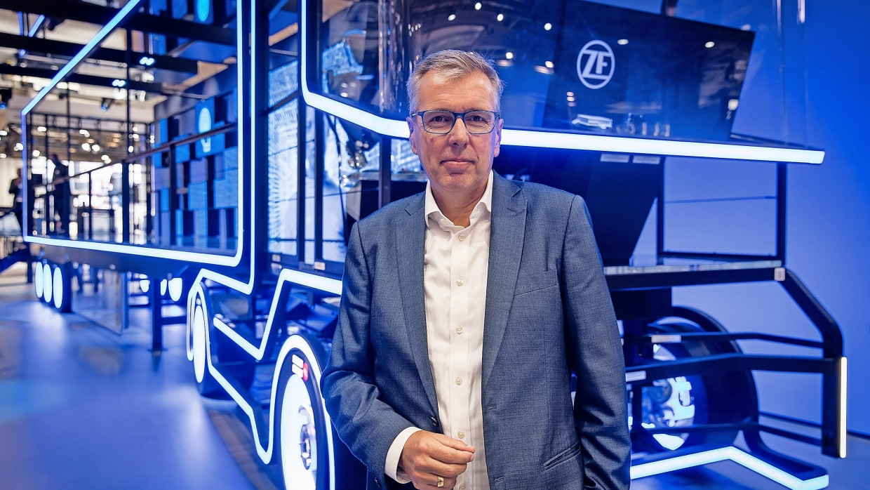 Muss Kosten senken, weil die E-Mobilität nicht in Fahrt kommt: ZF-Vorstandschef Holger Klein am Messestand auf der IAA Transportation